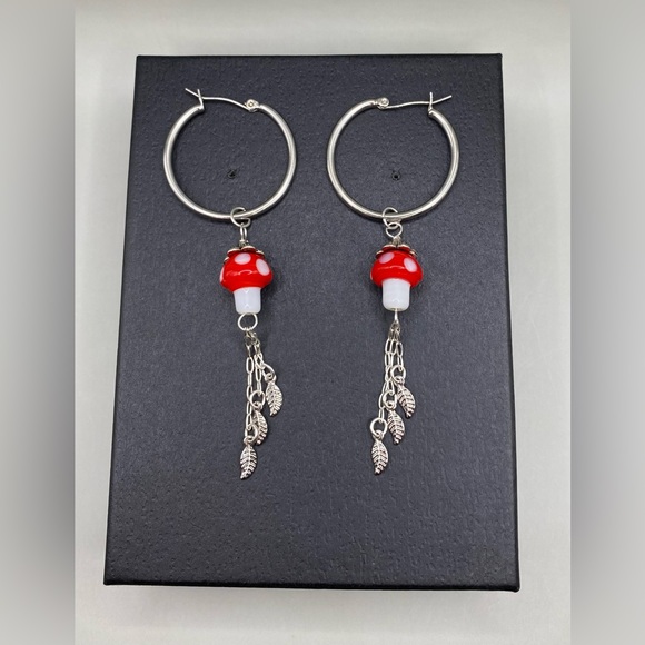 🚨HOST PICK🚨 2/$20 🍄🍃Amanita Muscaria Mushroom Leaf Chain Hoop Earrings - Picture 1 of 5